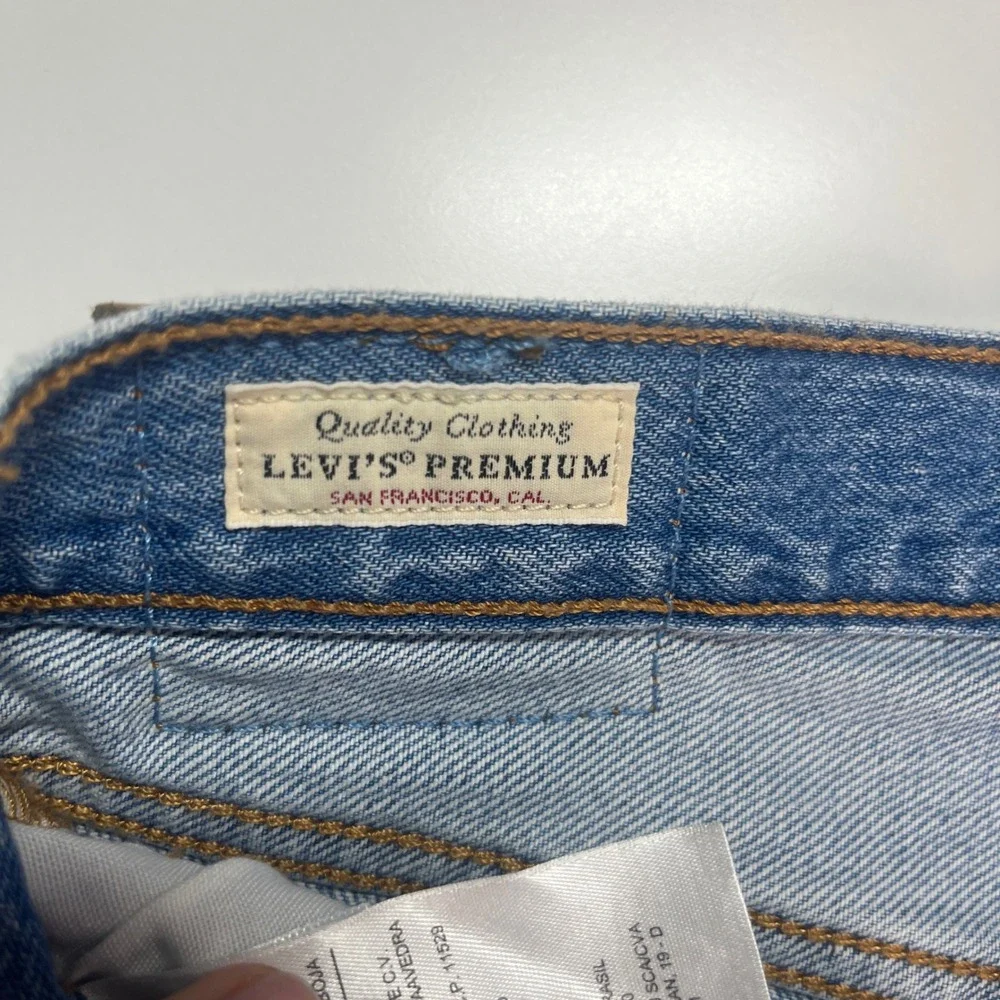 Levi's Premium‎ 501 Long Shorts Women's 26 NWT Blue Distressed Raw Hem Mid Rise
